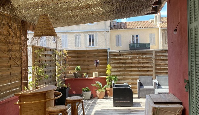 Cosy apartment with 50m2 terrace in town center.