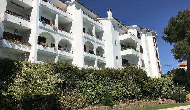 Cosy apartment with large pool and a marvellous view to the sea