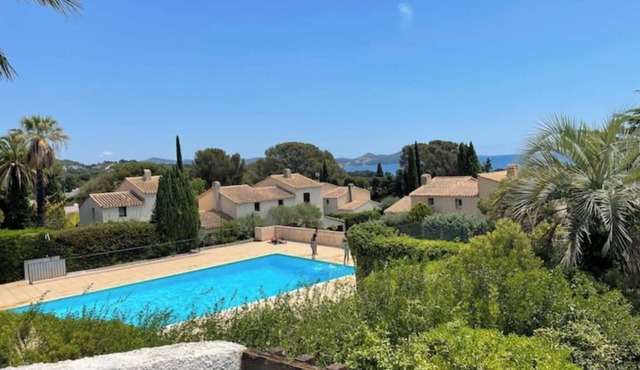 Cosy apartment with sea view and swimming pool