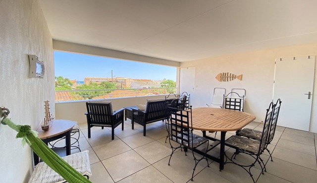 Cosy apartment with terrace 250 m from the beach