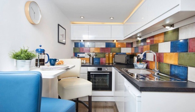 Cosy Apt: Free Gym/Pool Access: Fast WiFi Nr EMA