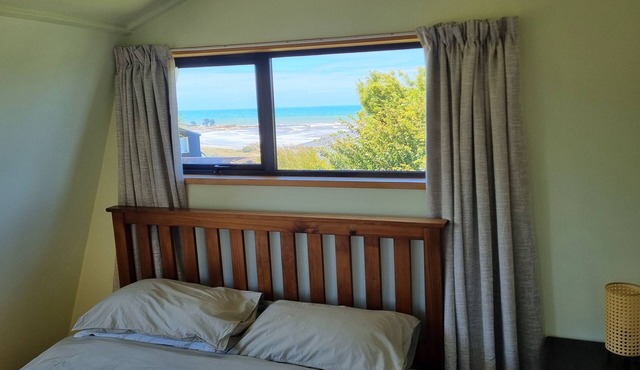 Cosy bach with Kakanui mountain and sea views.