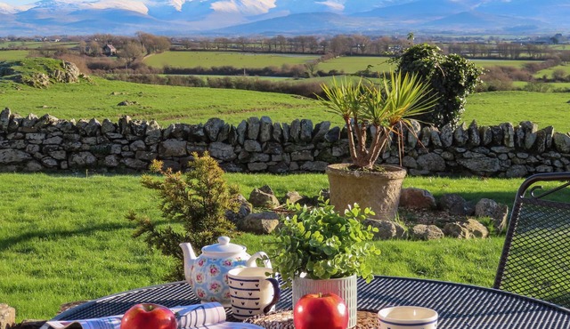 COSY BARN, family friendly, with open fire in Llangaffo