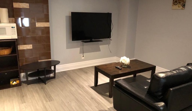Cosy Basement Apartment, Walking distance to all amenities