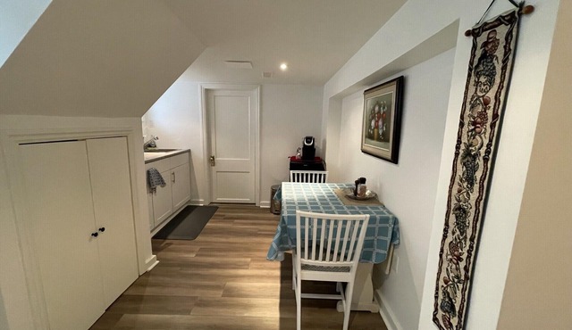 Cosy Basement Suite Steps to river and theatres for one person booking