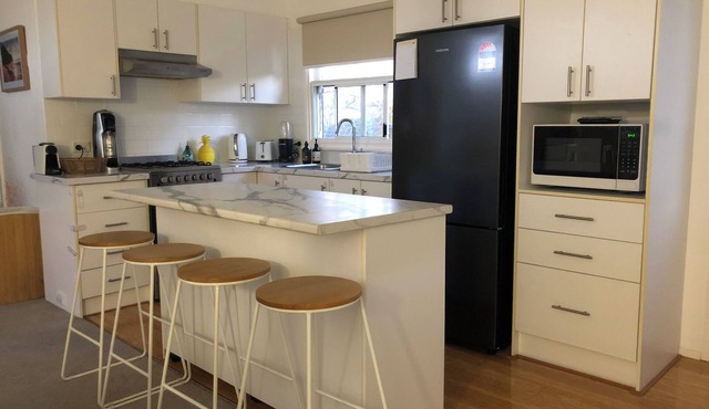 Cosy beach style house. Walking distance to lake and 10 minutes drive to beach