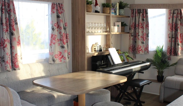 Cosy beachfront getaway in West Mersea- fishing, golf & swimming pool onsite