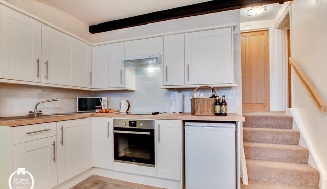 Cosy Beachside Apartment, Spectacular Views in Picturesque Village.