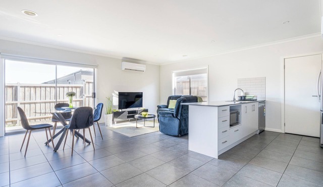 Cosy beautiful modern house close public transport and shopping mall