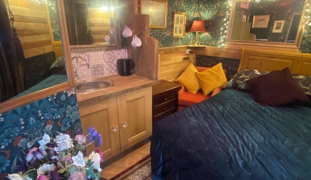 Cosy boutique style space. Close to country pub. Direct bus route to Liverpool.