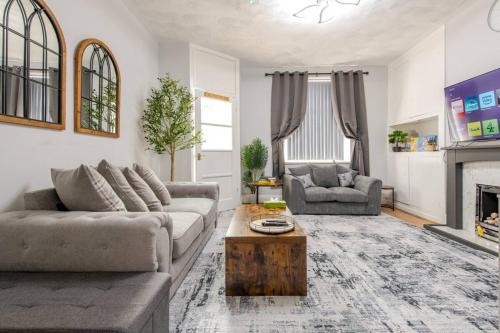 Cosy Brierfield house with fireplace and parking