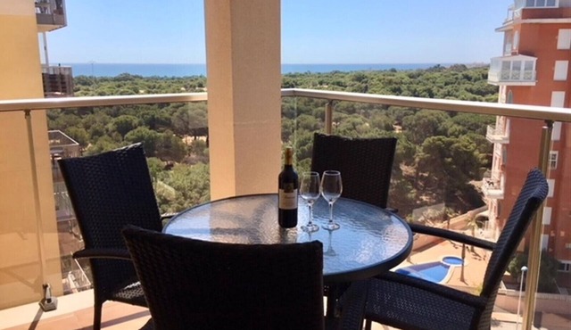 Cosy Bright & Neat Apartment with Sea View, Shared Pool & Wi-Fi