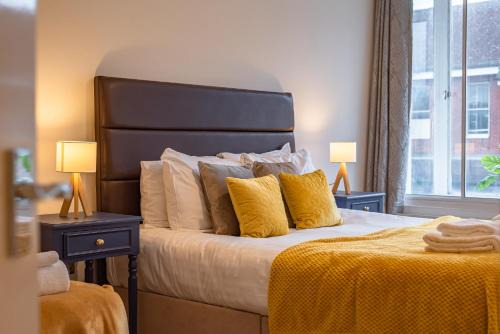 Cosy & Bright 2 Bedroom Apartment in Newbury Town Centre - SLEEPS 7