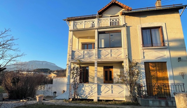 Cosy, bright apartment in a character house. Ideally located