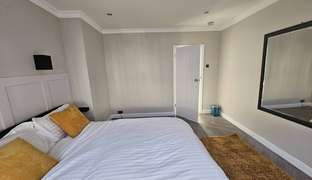 Cosy Bright Luxury Modern 3 Bedroom House near Chatham Station