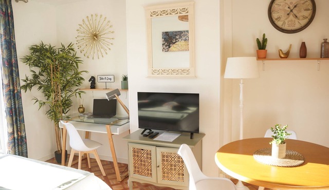 Cosy bright studio Caen station near center