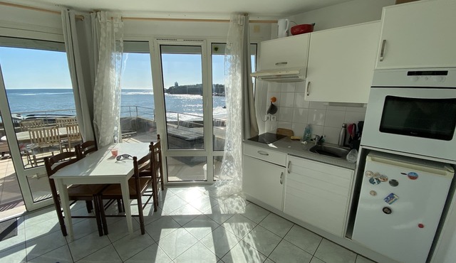 Cosy, bright waterfront apartment