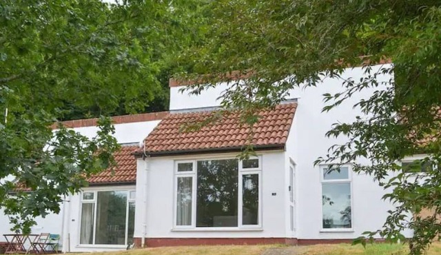 Cosy bungalow in Tamar Valley with shared pools, gym and beautiful scenic views.