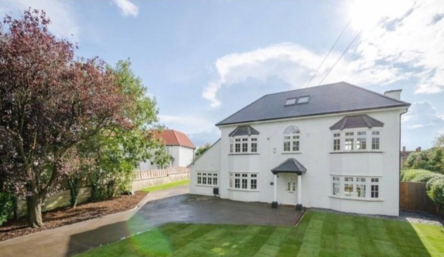 Cosy but big House with hot tub and sauna.
