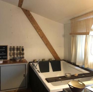 Cosy Cabane Boise solaire, Balneo bath et toilette seche a la Ferme
