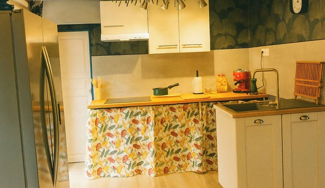 Cosy cabin with blooming garden & view – Dordogne Valley, France