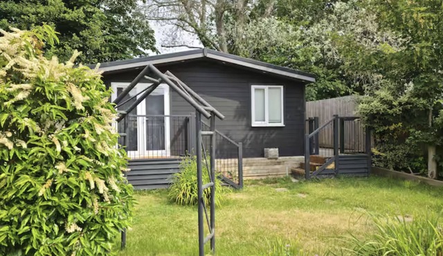 Cosy cabin in the beautiful West side of the Isle of Wight. Pet Friendly!
