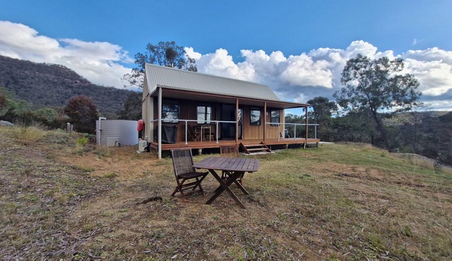 Cosy Cabin located in the Broke Valley approx 30 mins to Pokolbin & Wollombi