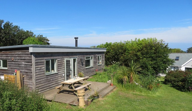 cosy cabin, sleeps 6 close to coast path, pubs and beaches