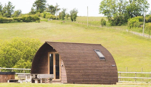 Cosy Cabin with Hot Tub in the Welsh Countryside