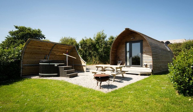 Cosy Cabin with Hot Tub in the Cornish Countryside