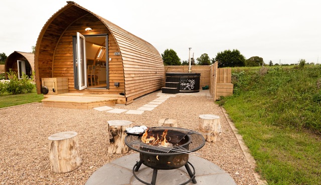 Cosy Cabin with Wood Fired Hot Tub