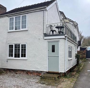 Cosy Canalside Cottage