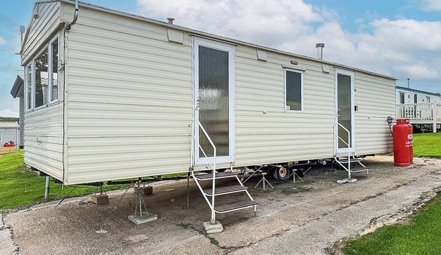 Cosy caravan at Sand le Mere Holiday Park, ref 71009R