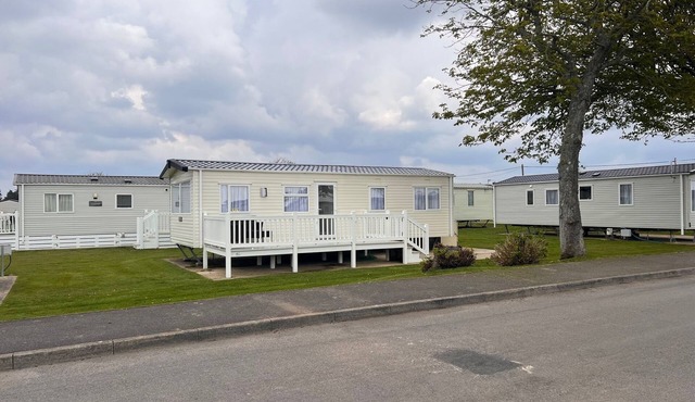 Cosy caravan on Hoburn Naish 5 star complex. Leisure pub entertainment on site.