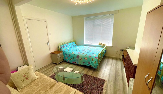 Cosy Carshalton Double Retreat