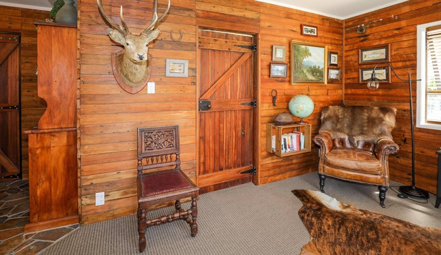 Cosy Central Cottage - Hunting Lodge Style Unit | Central Location
