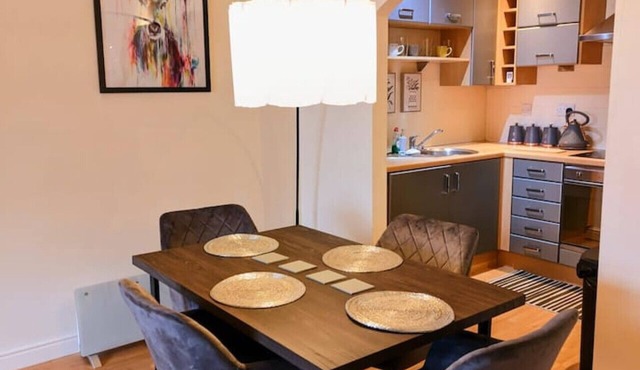 Cosy Central Modern Apartment