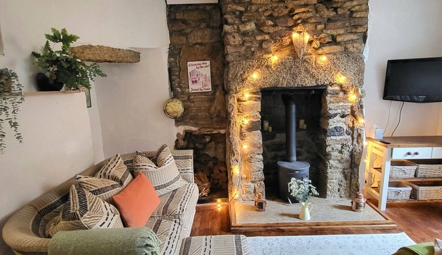 Cosy Central St Just Apartment with Wood burner fireplace. Close to great walks.