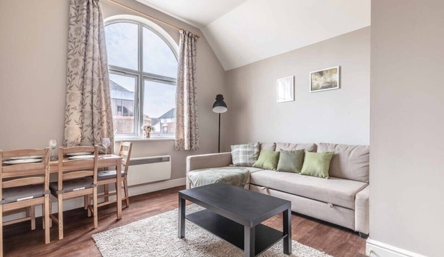 Cosy Central Windsor Apartment & Parking