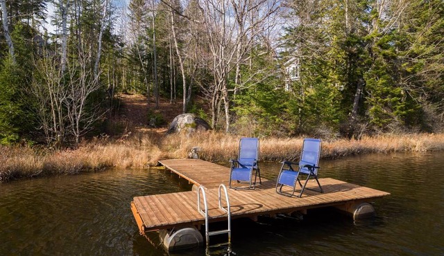 Cosy chalet on lake with hot tub, Gazebo and heated floors.