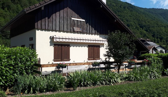 Cosy chalet in the Chaise Valley with lovely mountain views