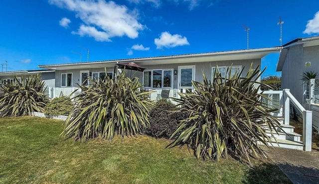 Cosy chalet on a Beautiful holiday park in Lowestoft ref 12080B