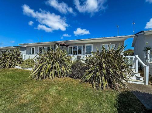 Cosy Chalet On A Beautiful Holiday Park In Lowestoft Ref 12080B