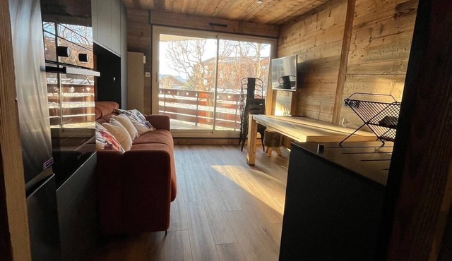 Cosy, chalet-style family apartment. Start with skis on. Garage included