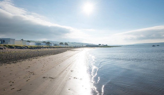 Cosy chalet with all year round sunroom. Ideal location in West Wales to explore