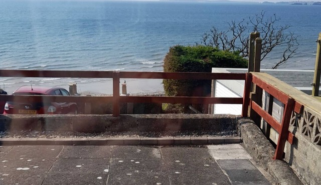 Cosy chalet with breathtaking sea views of the bay. Pet friendly.