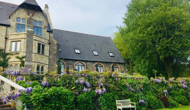 Cosy chapel cottage at Peregrine Hall with pool and walking distance into town