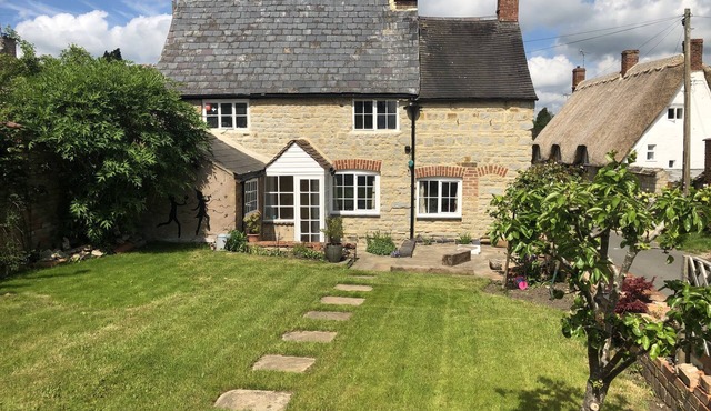 Cosy Character Grade 2 Listed Cottage with Wood Fired Hot Tub