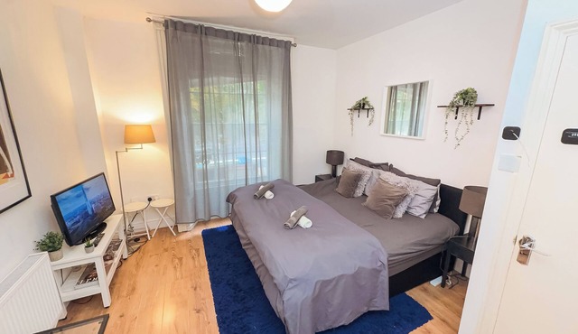 Cosy City Oasis - Sleeps 4 - Parking included Contractor Discounts!