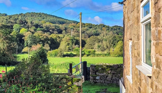 Cosy, clean, sleeping three in a kingsize bed and single in a separate room.